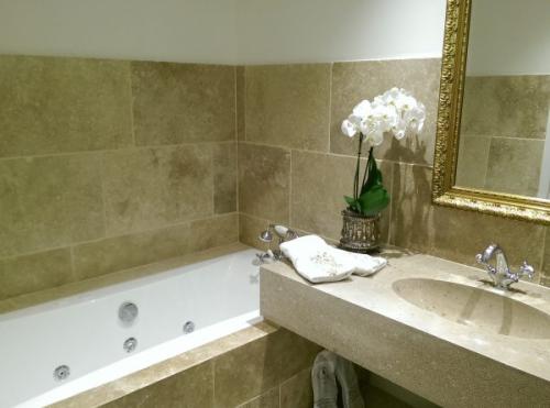 salle de bain avec baléo