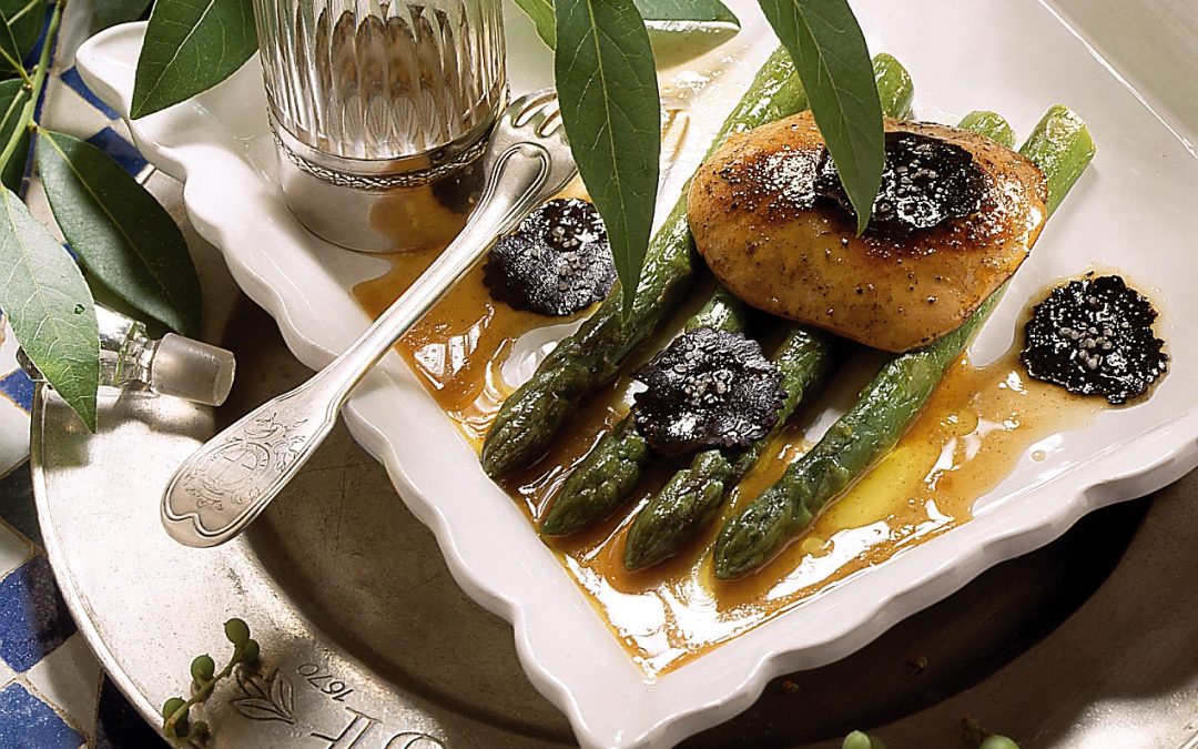 Asperges vertes, escalopes de foie gras et truffe noire