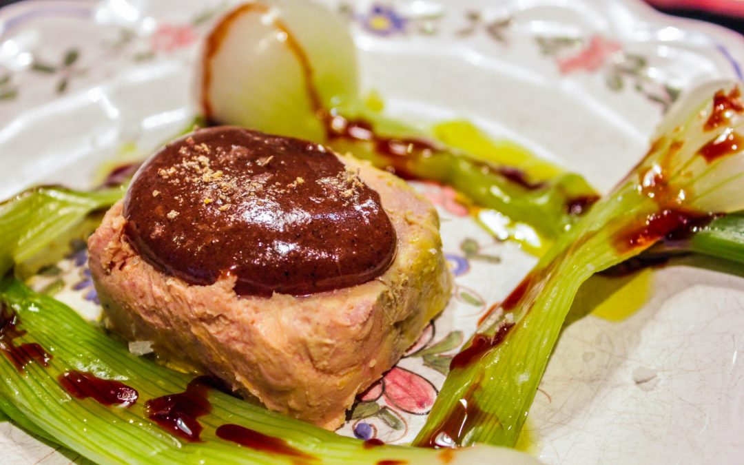 Saucisson de magret au foie gras, mousseline à la truffe et petits poireaux de l’hiver.