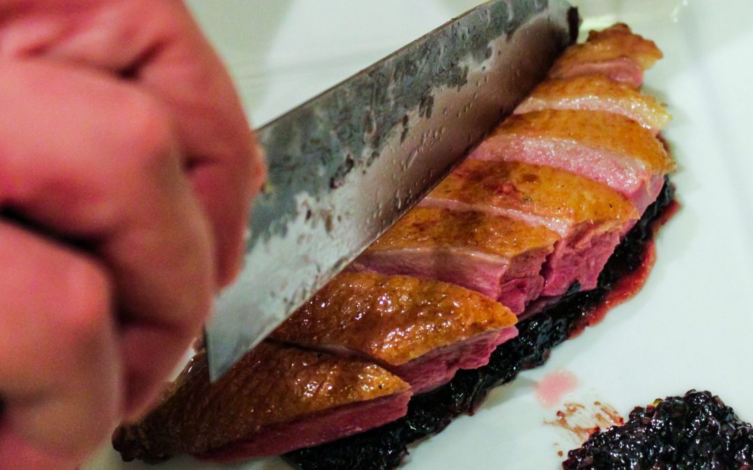Magret de canard à l'unitlatérale, compotée d'oignons au Malbec