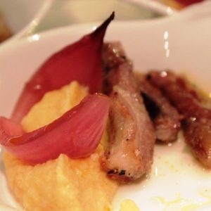 Rutabaga au sel, oignons rouges, poitrine de porc noir maturée/confite/grillée