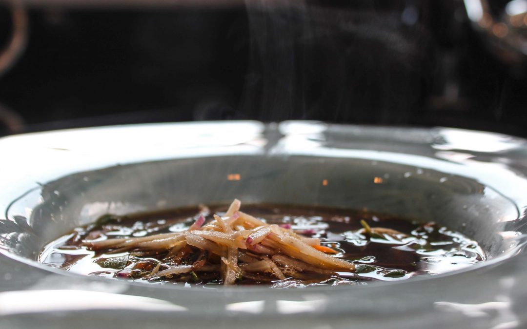 Bouillon d'os et couennes de jambons, herbes et légumes d'été
