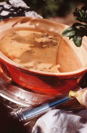 Foie gras mi-cuit au four en terrine de terre cuite