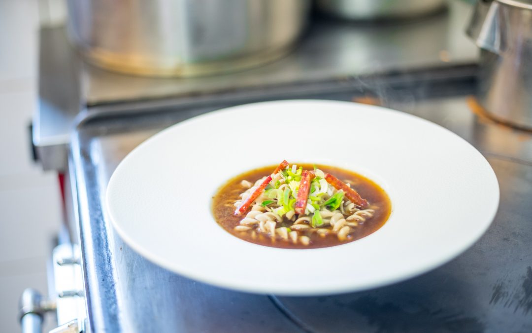 Hélices de blé truffier au bouillon d'os et couennes de jambon, poireaux et chorizo