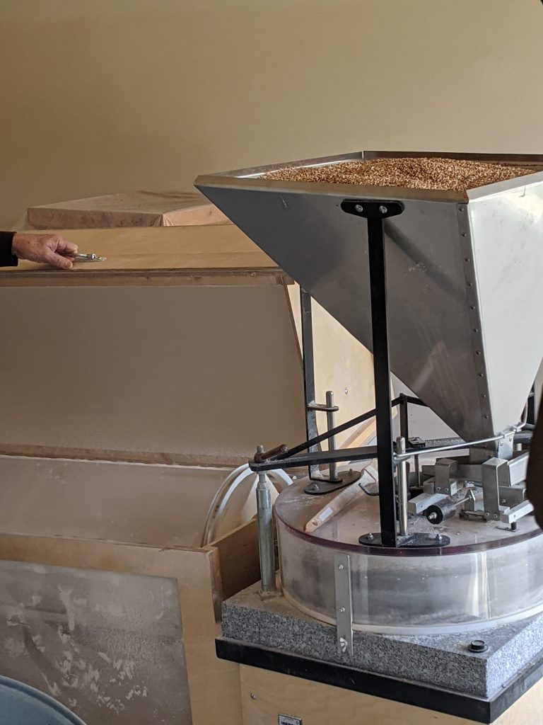 Moulin à farine traditionnels en bois avec meule de pierre granit