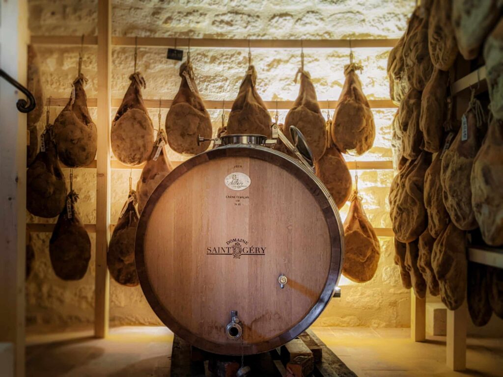 Barrique de vin au milieu de la cave à jambon