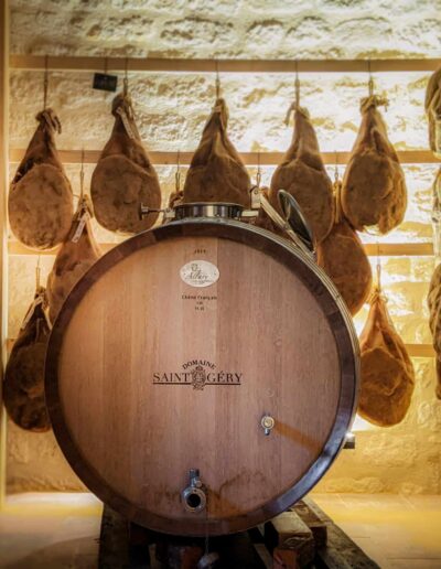 Barrique de vin au milieu de la cave à jambon