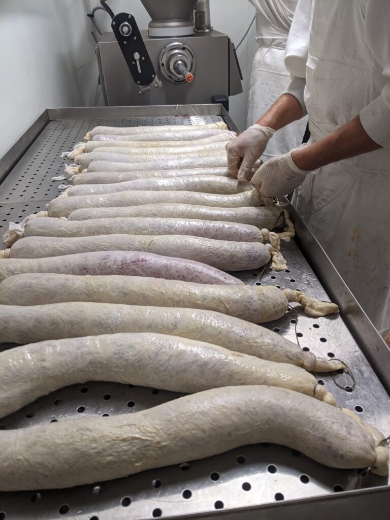 Préparation des Triques de Porc Gascon avant affinage à Maison Duler