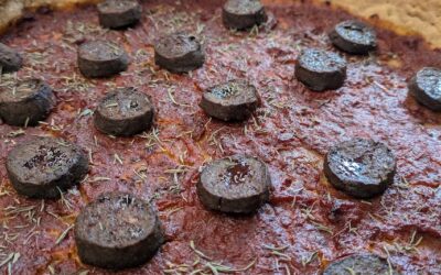 Tarte fine à la tomate et figatel d'agneau des truffières