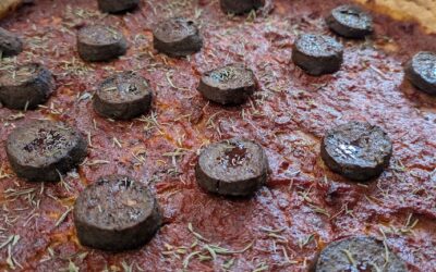 Tarte fine à la tomate et figatel d'agneau des truffières